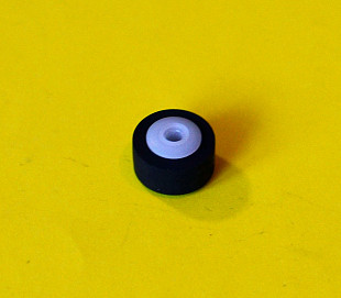 Прижимной резиновый ролик 13 х 6, 5 х 2, 5 х 8 для кассетного магнитофона черная резина