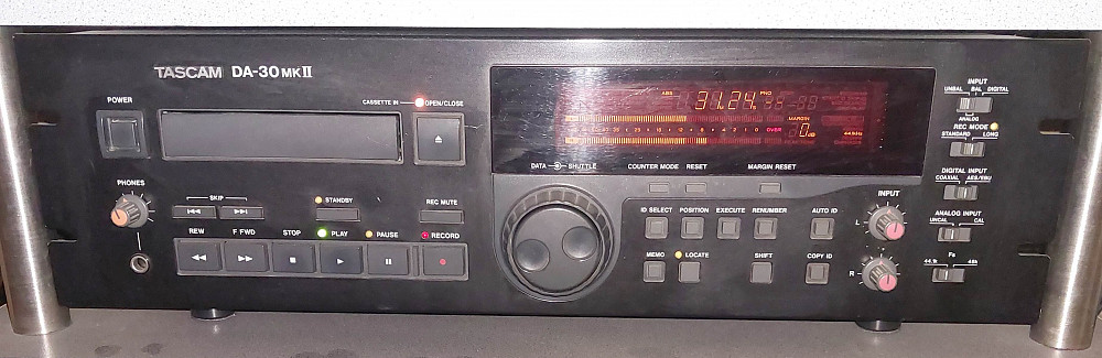 ダイレクトコピー機能搭載プロ業務用ダブルDAT TASCAM DA-302 DA-302 | | TASCAM - International