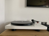 Програвач вінілу Pro-Ject Debut Carbon EVO 2M-Red High Gloss White