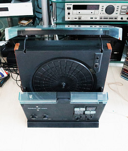 Проигрыватель винила пластинок вертикальный Каравелла 203