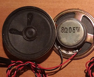 Динамики маленькие. Пара